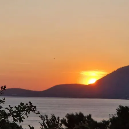 Willa Oceanfront Oasis