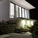 فيلة Oceanfront Oasis *